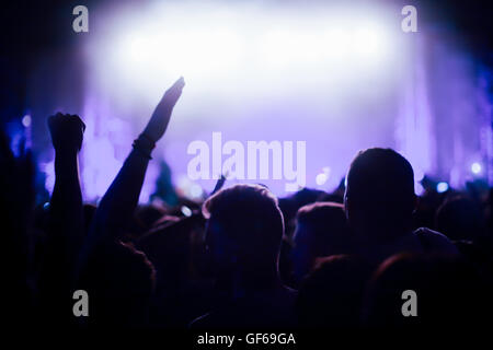 Nachtschwärmer besuchen ein Konzert und Party Stockfoto
