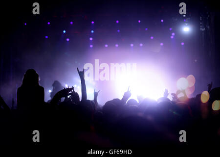 Nachtschwärmer besuchen ein Konzert und Party Stockfoto