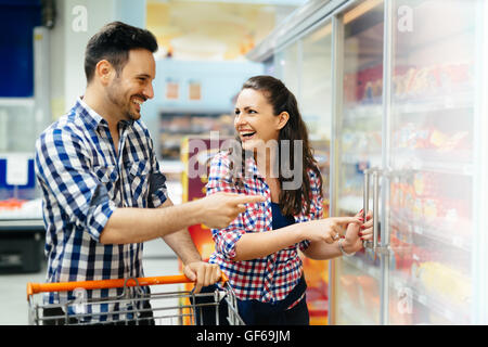 Paar zusammen einkaufen im Supermarkt Stockfoto