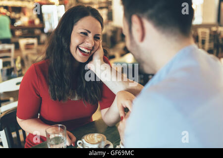 Paar aus im Restaurant beim Kaffeetrinken Stockfoto