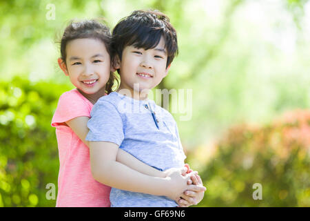 Porträt von glücklichen chinesischen Kindern im Wald Stockfoto