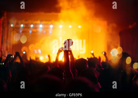 Nachtschwärmer besuchen ein Konzert und Party Stockfoto