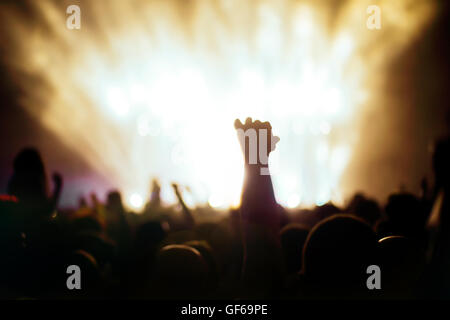 Nachtschwärmer besuchen ein Konzert und Party Stockfoto