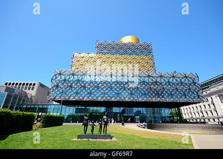 Die Library of Birmingham mit A Real Birmingham Familie Statue im Vordergrund im Centenary Square, Birmingham, England, UK. Stockfoto