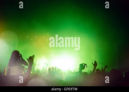 Nachtschwärmer besuchen ein Konzert und Party Stockfoto