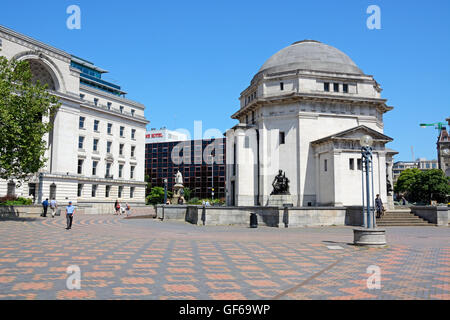 Blick auf die Halle der Erinnerung mit Baskerville Haus auf der linken Seite in Centenary Square, Birmingham, England, Vereinigtes Königreich, Europa. Stockfoto