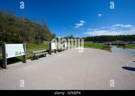 Newborough Warren und Strand Parkplatz mit touristischen Zeichen im Vordergrund, Anglesey, Wales, UK Stockfoto