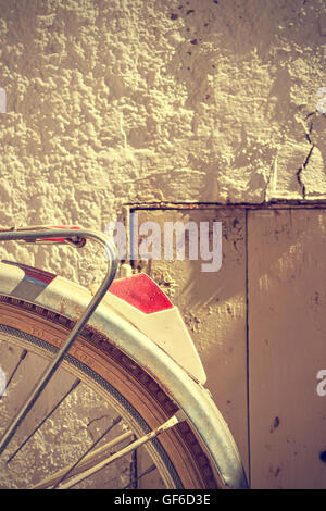 Detail der Retro-Fahrrad-Rad. Es sieht Teil der hinteren Kotflügel und die Bremse. Vintage-Stil. Vertikales Bild. Stockfoto