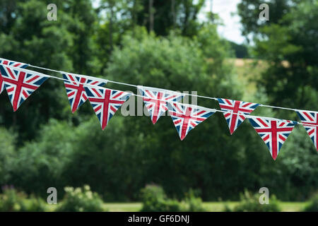 Union Jack-Flagge Wimpel Baum im Hintergrund Stockfoto