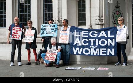 Demonstranten stehen außerhalb der oberste Gerichtshof in London, nachdem Richter gegen die schottische Regierung benannte Person Regelung entschieden. Stockfoto