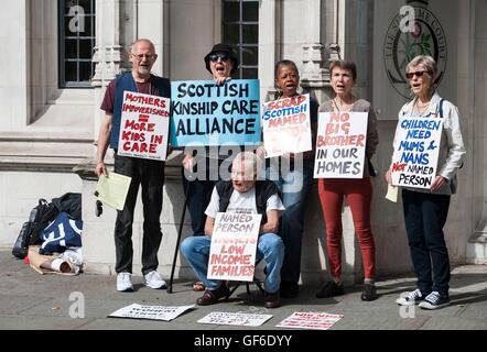 Demonstranten stehen außerhalb der oberste Gerichtshof in London, nachdem Richter gegen die schottische Regierung benannte Person Regelung entschieden. Stockfoto