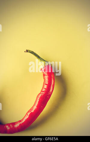 Ansicht von oben rote Paprika auf grüne Fläche. Vertikales Bild. Vintage-Stil. Stockfoto