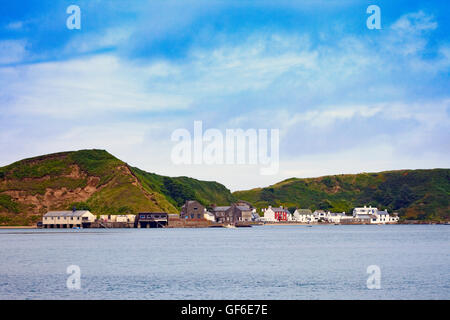 Porth Nefyn Strand und Ty Coch Inn, Llyn Halbinsel, Wales, Großbritannien während am frühen Morgen mit einer Ruhe erleben und Dünen im Abstand Stockfoto