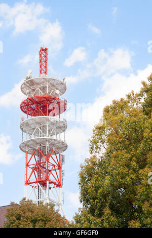 Große rote und weiße Antenne Turm in den Himmel Stockfoto