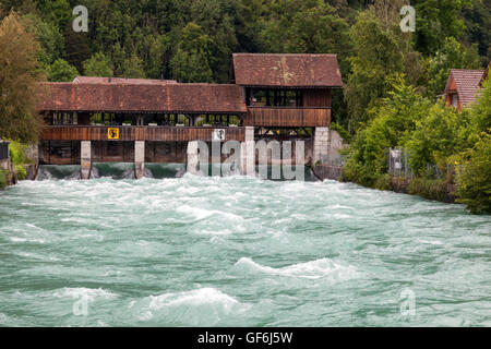 Hölzerne Wehr in der Altstadt von Interlaken, Kanton Bern, Schweiz. Stockfoto