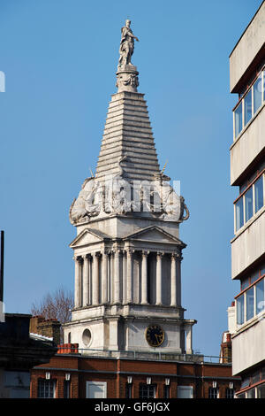 St George Bloomsbury, Turm mit Statue von George gekleidet ich wie ein römischer Kaiser; von Nicholas Hawksmoor, 1731 geweiht. Stockfoto