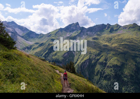 Weibliche Wanderer in das schöne Allgäu Alpen in der Nähe von Oberstdorf, Deutschland Stockfoto