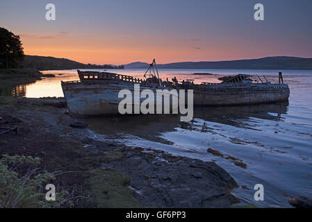 Verlassene Angeln Boote alten vernachlässigten und verfallende in Salen, Isle of Mull.  SCO 10.966. Stockfoto