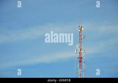 Radio Pole (Telekommunikation Antenne) auf blauen Himmel und weiche Wolken-Hintergrund Stockfoto