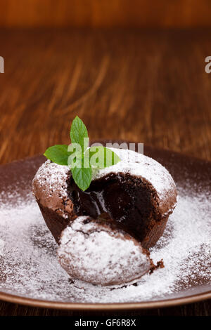 Hausgemachte heiße Schokoladenpudding mit Fondant-Center, Lava-Kuchen auf hölzernen Hintergrund Stockfoto