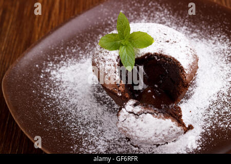 Hausgemachte heiße Schokoladenpudding mit Fondant-Center, Lava-Kuchen auf hölzernen Hintergrund Stockfoto