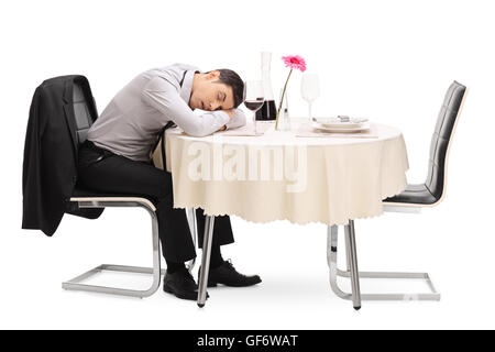 Einsamer Mann betrunken schlafen auf einem Tisch im Restaurant isoliert auf weißem Hintergrund Stockfoto