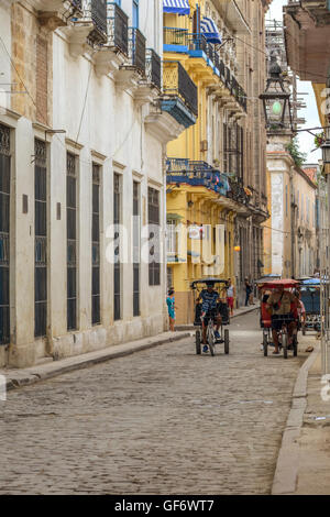 Straßenszene mit Fahrrad-Taxis in Alt-Havanna (La Habana Vieja), Kuba Stockfoto