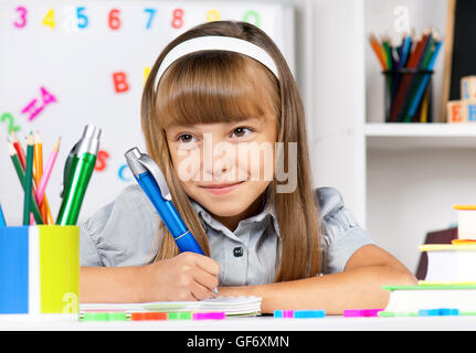 Mädchen in der Schule an der Rezeption Stockfoto