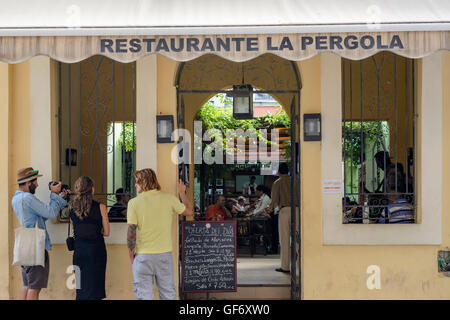 Straßenbild und Restaurant in Alt-Havanna (La Habana Vieja), Kuba Stockfoto