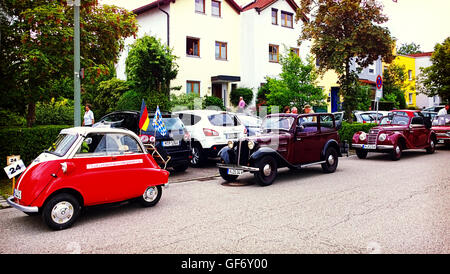 GARCHING, Deutschland - Vintage Cars Parade, in der Front eine BMW Isetta 300 Microcar produziert in den sechziger Jahren Stockfoto