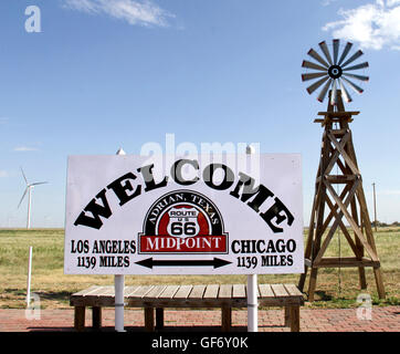 Historische Route 66 Schild mit dem Mittelwert zwischen Los Angeles und Chicago Stockfoto