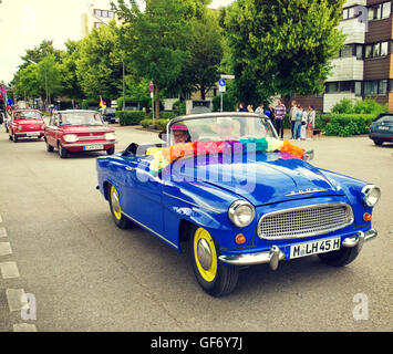 Oldtimer in Garching traditionelle Parade, in der Front ein Skoda Felicia Cabriolet produziert in Jahren (1959 – 64) Stockfoto