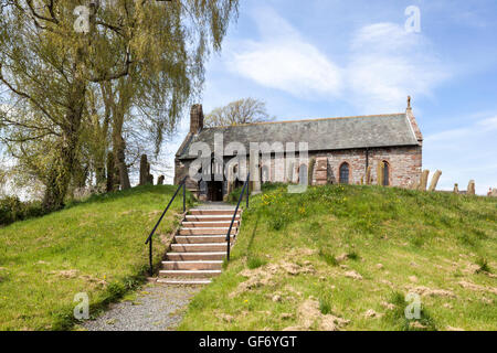 Str. Marys Kirche in der Ortschaft von Beaumont, Cumbria UK - wurde es von Steinen von Hadrian Wand gebaut, am Platz vorbei lief. Stockfoto