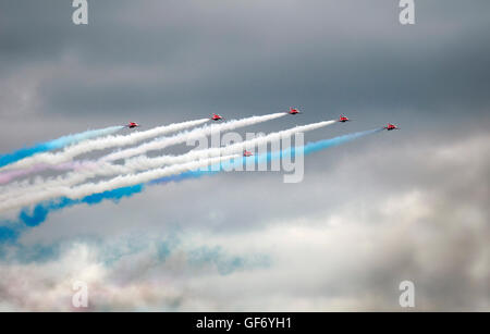 Die Kunstflugstaffel Red Arrows aus der RAF führen bei den Bray Air Display 2016. Irland Stockfoto