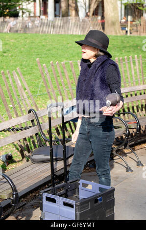 Frau füttern Tauben im Washington Square Park, Greenwich Village, New York, USA Stockfoto