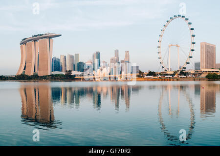 Singapore Central Business District in der Morgendämmerung. Stockfoto