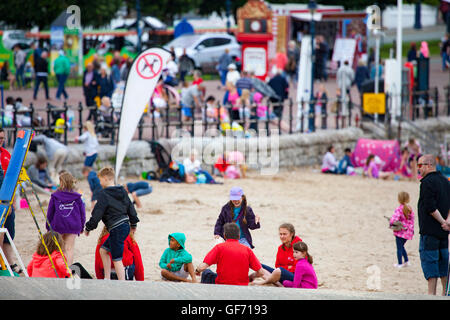 Überfüllten Strand und Promenade in dem Küstenort Llandudno, Wales, UK Stockfoto