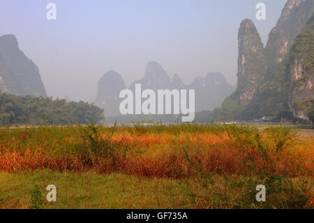 Landschaft am Fluss "Weihe" in der Nähe von Yangshuo, Guangxi, China Stockfoto