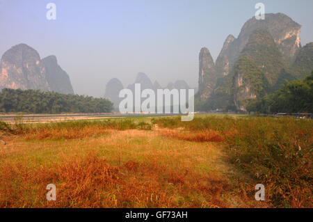 Landschaft am Fluss "Weihe" in der Nähe von Yangshuo, Guangxi, China Stockfoto