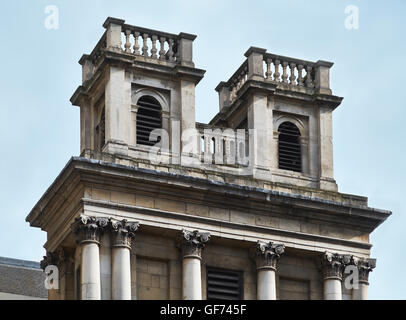 St Mary Woolnoth, Twin Türme über der Westfront; von Nicholas Hawksmoor 1716 - 1727 gebaut Stockfoto