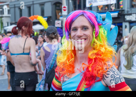 Toronto, CA - 3. Juli 2016: bunte Teilnehmer in Gay-Pride-Parade mit Regenbogen-Perücke Stockfoto