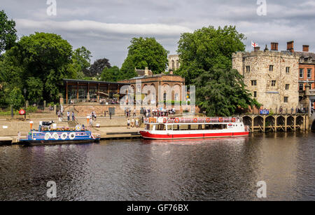 Freude Kreuzfahrtschiffe vor Anker in der Nähe Lendal Bridge in York Stockfoto