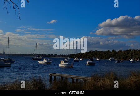 r.Boats vor Anker bei bewölktem Himmel auf dem Swan River, Australien Stockfoto