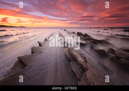 Erstaunlichen Sonnenuntergang über Flysch geologische Formation in Sakoneta Strand Stockfoto