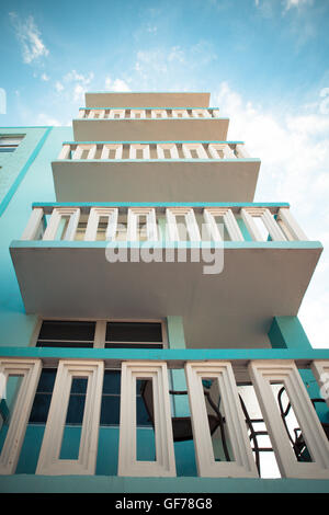 Beispiel für typische Retro-Art-Deco-Stil-Architektur gesehen in South Beach, Miami Stockfoto