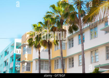 Ansicht von typischen Art-deco-Stil Mehrfamilienhaus Außenbereich von South Beach Miami Florida Stockfoto