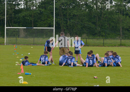 Coaching irische Teenager gälische Fußballer, Derry, Nordirland. Stockfoto