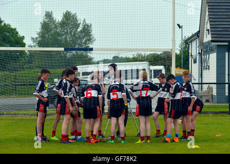 Coaching irische Teenager gälische Fußballer, Derry, Nordirland. Stockfoto