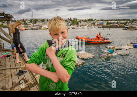 Junge, machen eine Faust auf der jährlichen Seemann Festival, Hafnarfjordur, Island Stockfoto