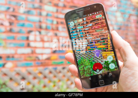 Montreal, CA - 28. Juli 2016: Nahaufnahme eines Mannes spielen Pokemon gehen auf einem Smartphone. Pokemon-Go ist eine virtual-Reality-Spiel-release Stockfoto